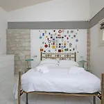 Elena Villa *