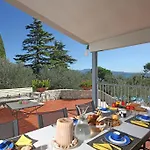 Elena Villa *