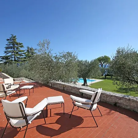 Elena Βίλα Manerba del Garda