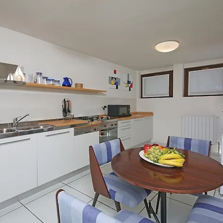 Elena Manerba del Garda