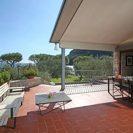 Elena Villa *